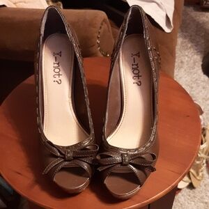 Elegant Brown Peep Toe Heels with Decorative Bows